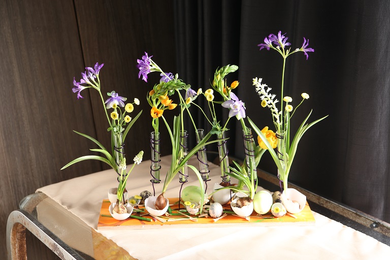 球根植物を使ったイースターのアレンジメント