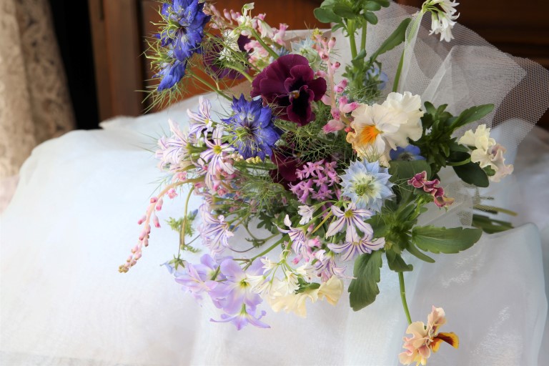 Say it with flowers!春の小花のブーケ