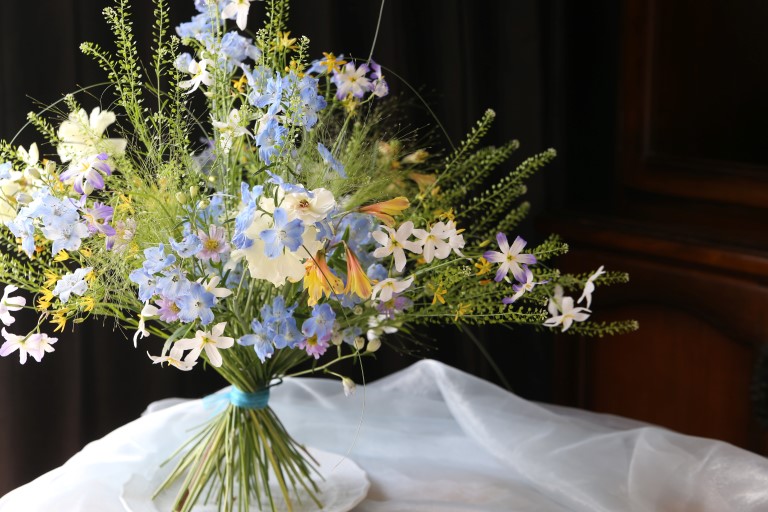 プラチナブルーの花束