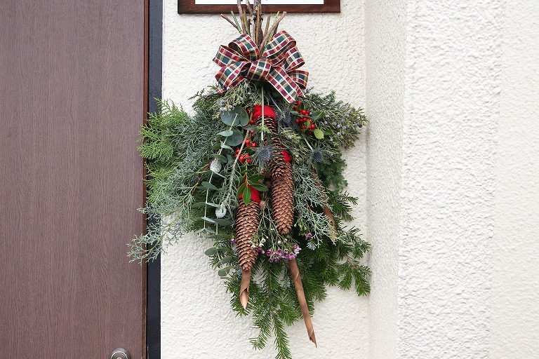 大きなドイツトーヒをつけたクリスマススワッグ