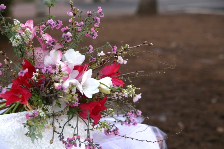 枝と春のお花のブーケ