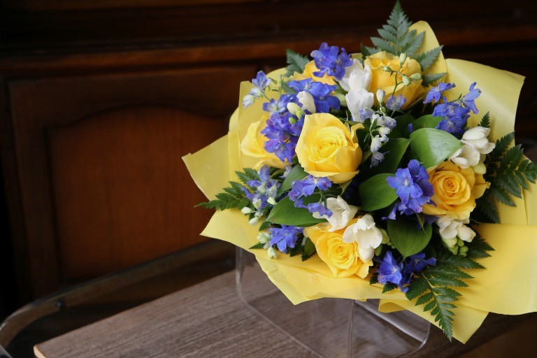 基本のハンドタイドブーケ バラとデルフィニウムの花束