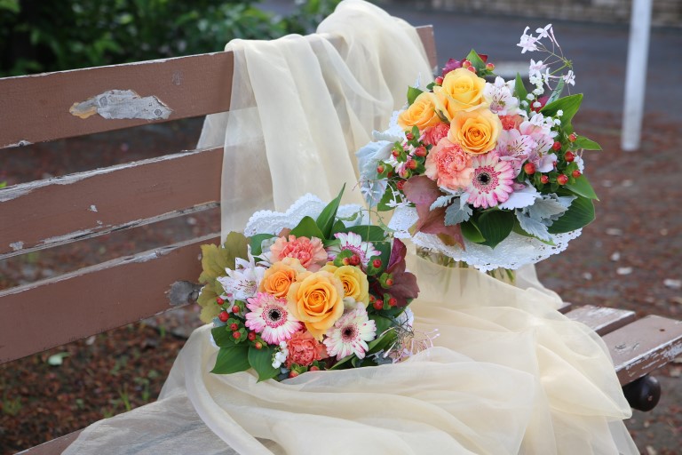 姉妹に送る洗礼式のお祝いの花束