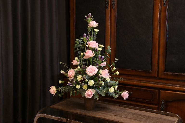 トライアンギュラー　左右対称のフラワーアレンジメント