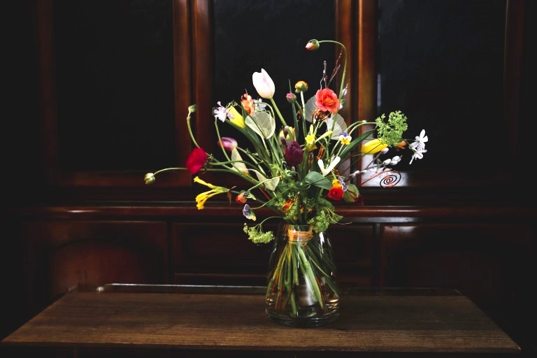 色と形で遊ぶ　プレイフルなスパイラルブーケ