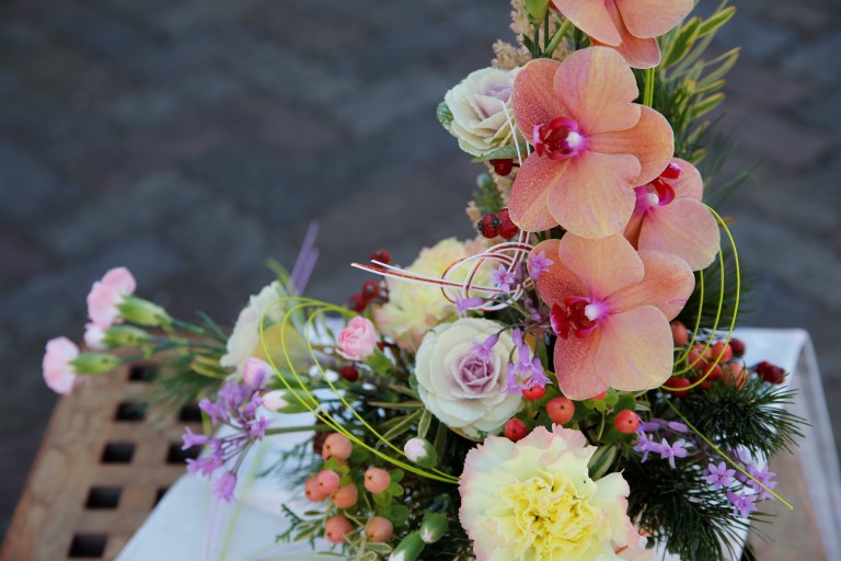 ファレノプシス　ミディタイプを使ったお正月用アレンジメント