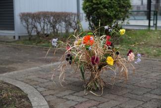 ファウンテンブーケ　ドライリーフと春の花