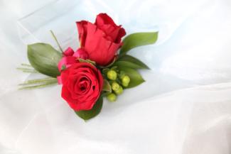 バラで作る２輪の花のコサージュ