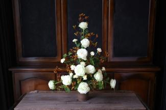 トライアンギュラー　左右対称アレンジメント　基本のフラワーアレンジメント