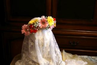 ブライズメイドの花飾り　ガーベラのヘッドドレス