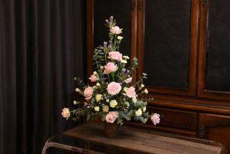 トライアンギュラー　左右対称のフラワーアレンジメント