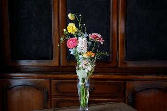 花の色とカラーワイヤーのハーモニーを楽しむパラレルブーケ