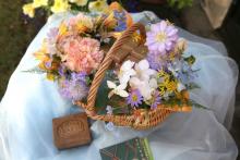 母の日　アレッポの石鹸とお花のバスケットアレンジメント