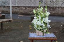 八重咲のユリを使ったお悔みのアレンジメント